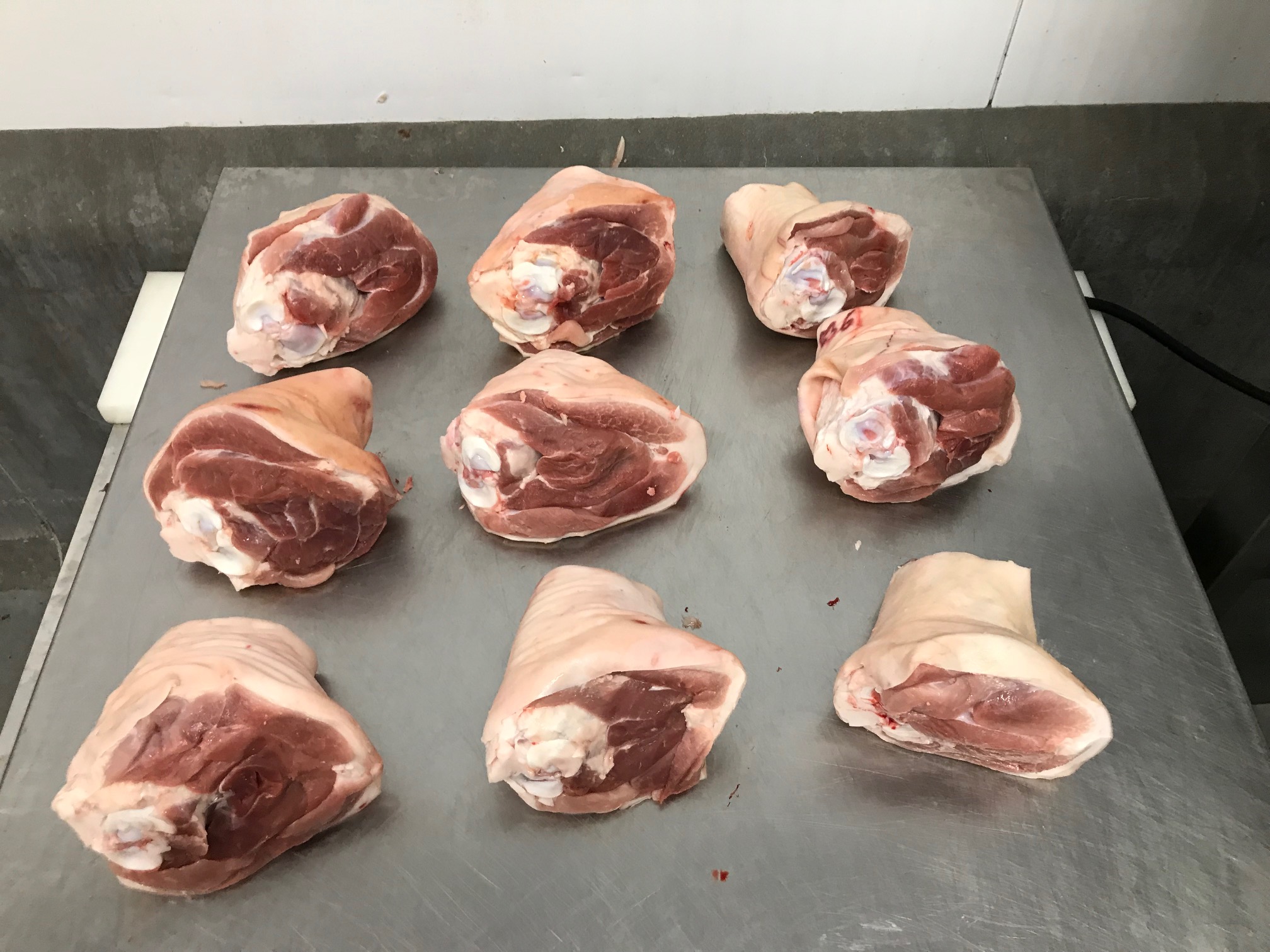 Hind hock with bone with rind machine cut (Porcine: Pork)